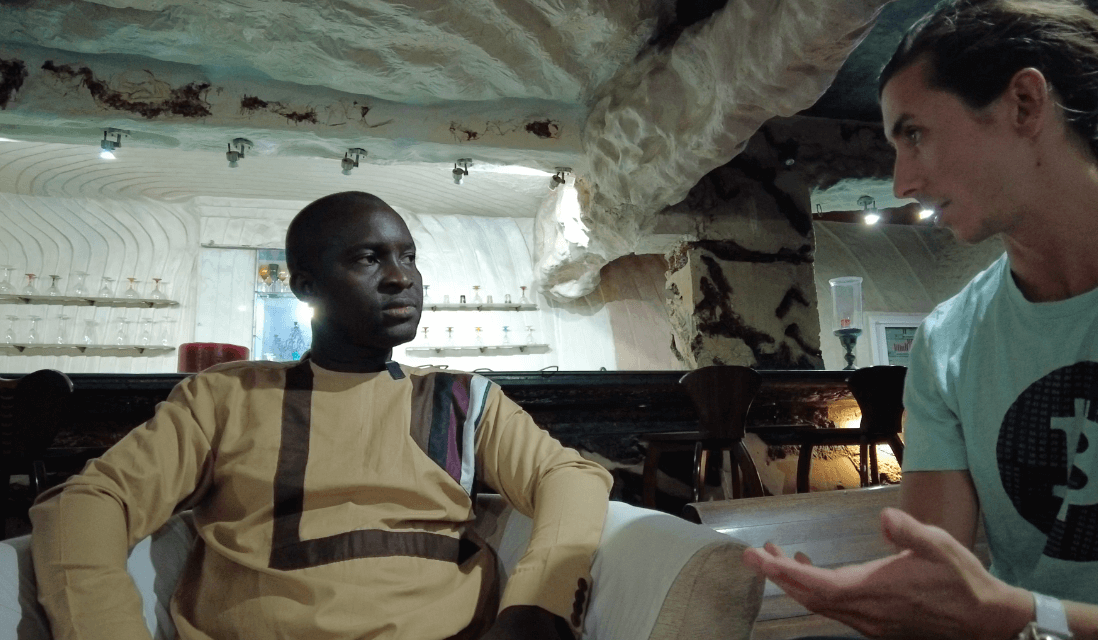 Phóng viên Cointelegraph và Mamadou Moustapha Ly ở Senegal