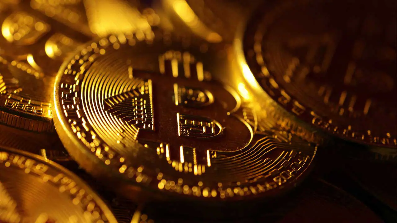 Giá Bitcoin vượt 65K USD tiệm cận mức ATH